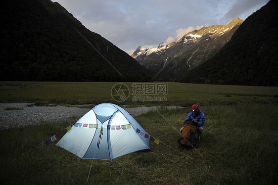 新西兰，黄昏时分野营的女人图片