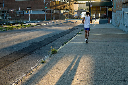 城市街道上的男性跑步者图片