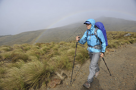 新西兰的年轻女性徒步旅行者图片