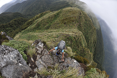 新西兰塔拉拉山脊女徒步者爬山的高角度视图图片