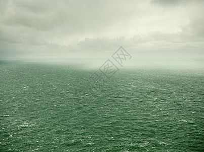 海上风暴云和雨图片