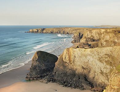 英国康沃尔本鲁坦台阶海岸悬崖和海滩的高角度视图图片