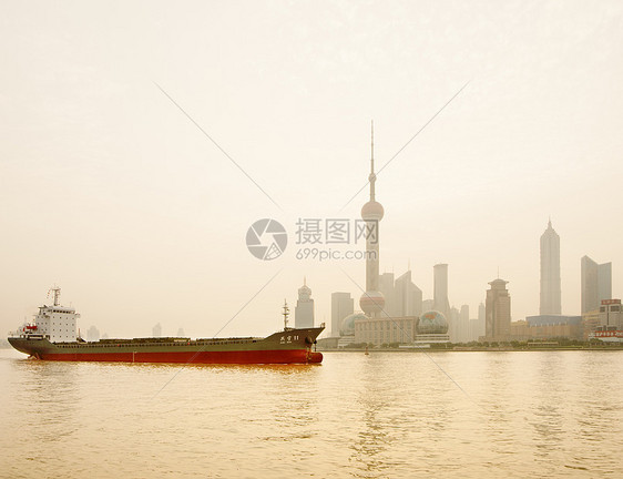 中国上海的货船和薄雾天际线图片