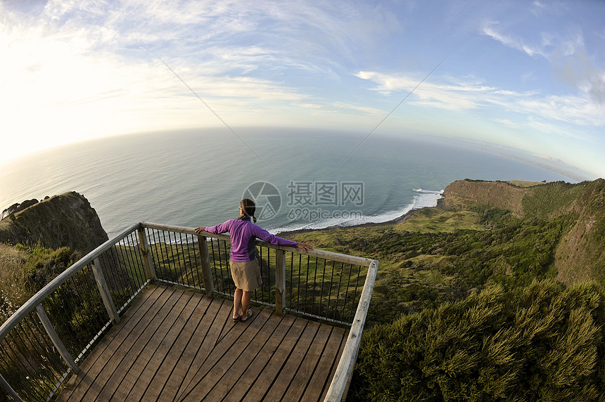 新西兰北岛海岸外年轻女子的高角度视野图片