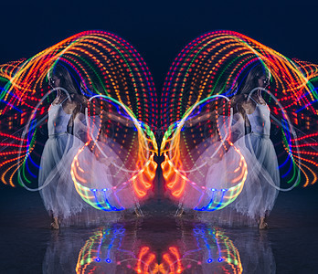 夜色彩环女子舞蹈的对称组合背景图片