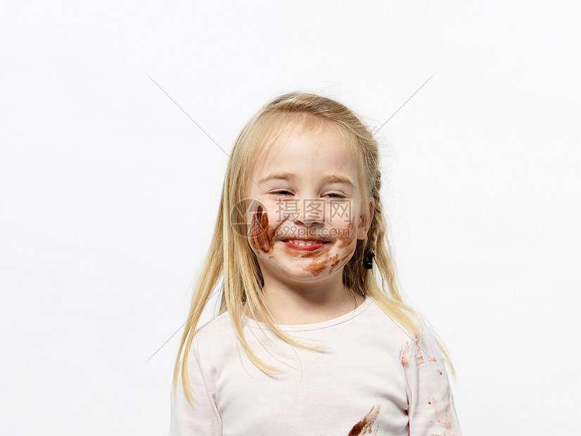 玩巧克力酱的女孩图片