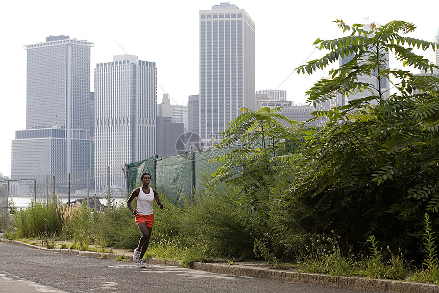 在布鲁克林跑步的年轻女子图片