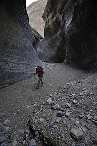 加利福尼亚州死亡谷国家公园大理石峡谷的徒步旅行者探索岩层图片