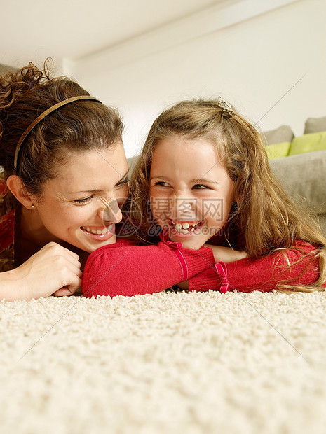 母亲和女儿躺在地毯上图片