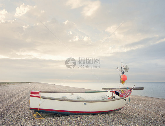 英国空木瓦海滩上的渔船图片