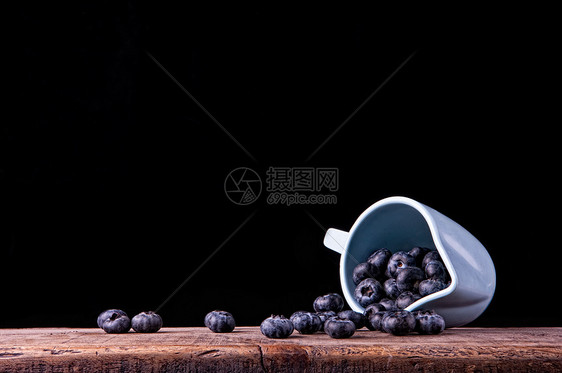 从罐子里溢出的蓝莓图片