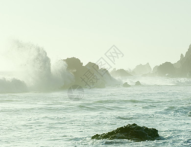 美国加利福尼亚州大苏尔市海浪和岩层视图图片