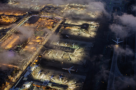 美国加利福尼亚州洛杉矶机场夜间照明的大角度视图图片