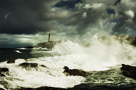 英国苏格兰风暴中的阿德纳姆海角灯塔图片