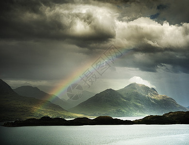 在暴风雨的天空中看到彩虹,高地,苏格兰英国图片