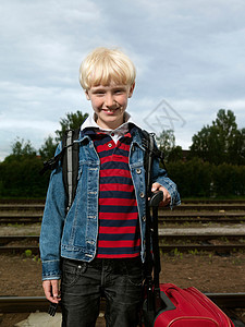 火车站的男孩图片