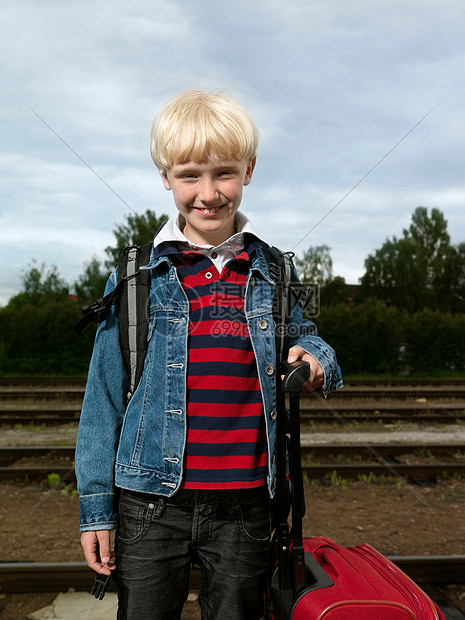 火车站的男孩图片