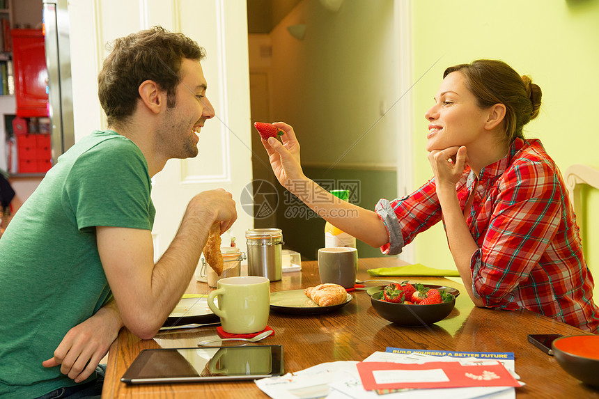年轻夫妇吃早饭，女人喂男人草莓图片