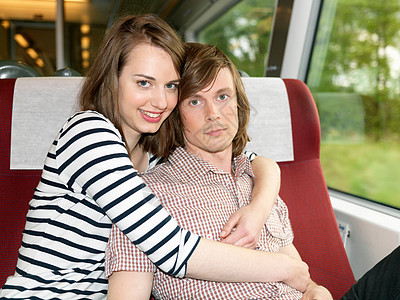 情侣在火车上拥抱图片