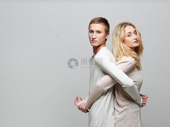 年轻夫妇背靠背图片