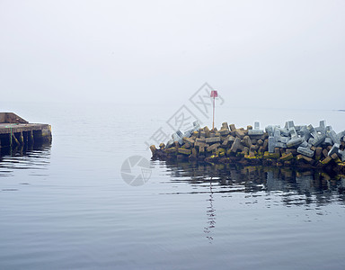苏格兰萨瑟兰邓比斯小港口防波堤图片