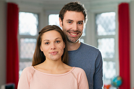 年轻夫妇微笑的画像图片