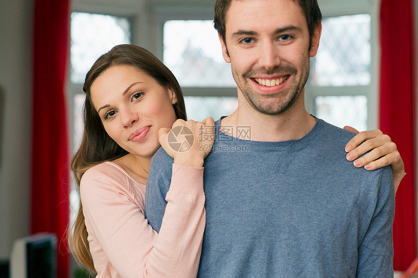 一对年轻夫妇的画像 手放在男人肩上的女人高清图片下载 正版图片 摄图网 一对年轻夫妇的画像 手放在男人肩上的女人高清图片下载 正版图片 摄图网