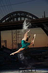 美国洛杉矶日落时分女舞者在释放火药爆炸的同时跳跃图片