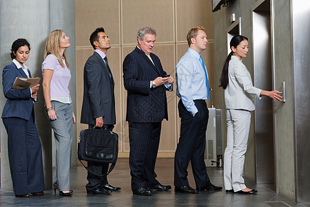排队等候电梯的商人图片