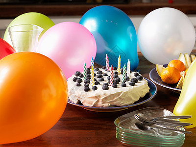 派对上的生日蛋糕和气球图片