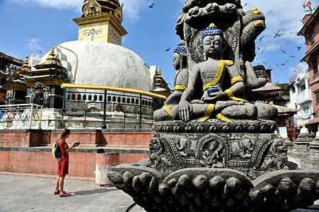 尼泊尔加德满都的女游客图片