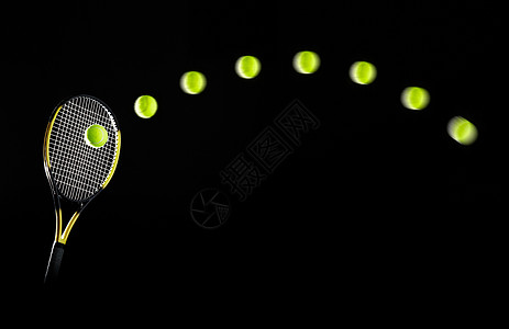 网球拍和运动中的球图片