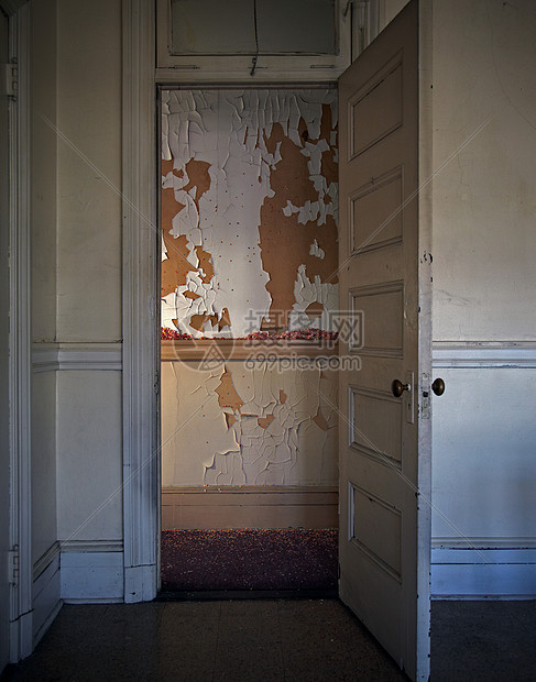 从门口看到的墙上剥落的油漆图片
