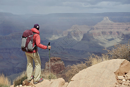 美国亚利桑那州弗拉格斯塔夫观看大峡谷的女徒步旅行者高清图片