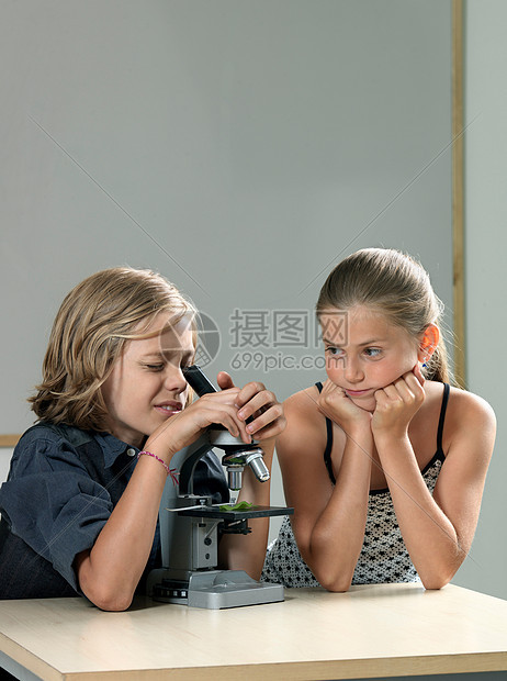 两个孩子用显微镜图片