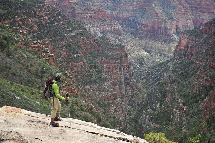 美国亚利桑那州弗拉格斯塔夫观看大峡谷的女背包客图片