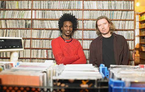 音乐商店里的微笑的两个男人图片