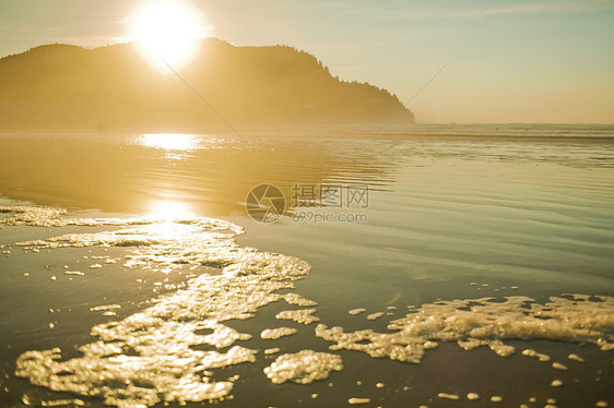 美国俄勒冈州海边的山海日落图片