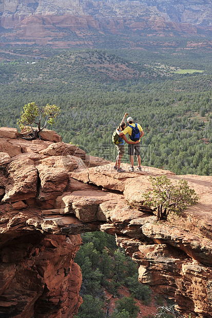 从美国亚利桑那州塞多纳拱形岩石组徒步旅行夫妇图片