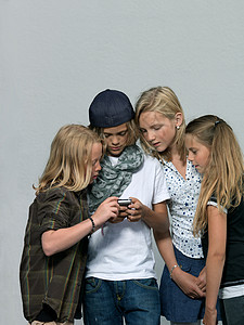 四个看手机的孩子图片