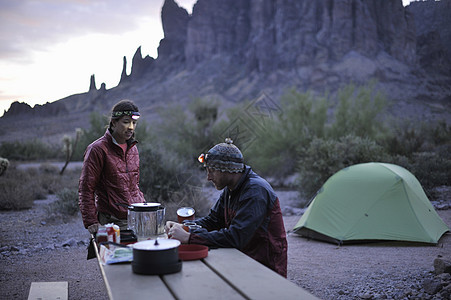 美国亚利桑那州阿帕奇路口背包情侣露营图片