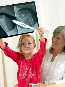 带X光的女孩和祖母图片