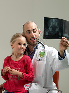 看X光的医生和女孩图片