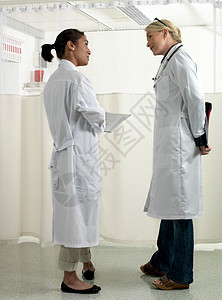 两个医生在讨论图片