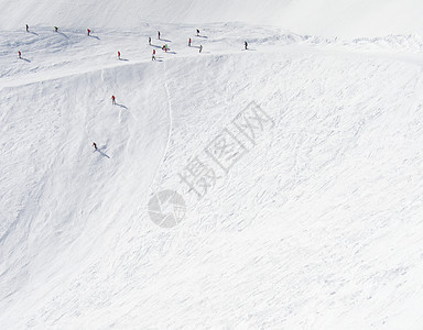 美国犹他州滑雪者下山图片