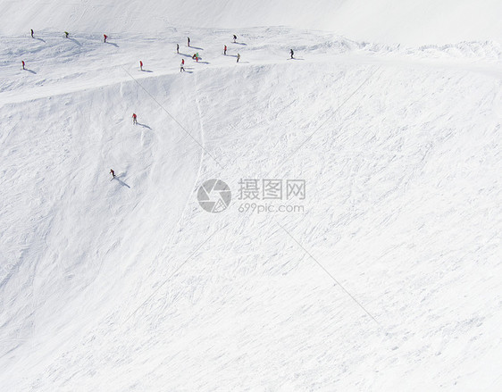 美国犹他州滑雪者下山图片