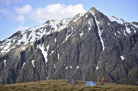 两人在新西兰山区露营图片