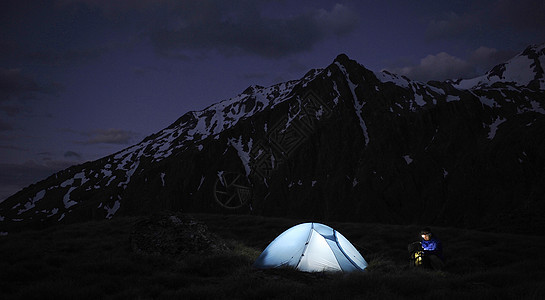 在新西兰夜间照明的帐篷图片