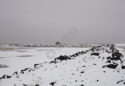 黄昏时码头上的人们在雪地里图片