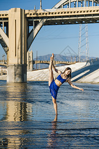 单腿平衡的女性舞者图片